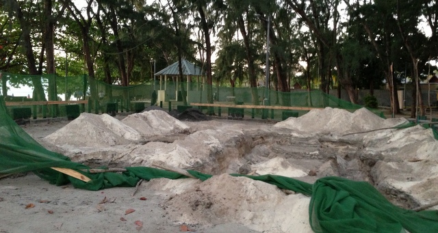 Le site prévu pour la construction d'un restaurant et deux magasins sur la plage de Trou-aux-Biches.
