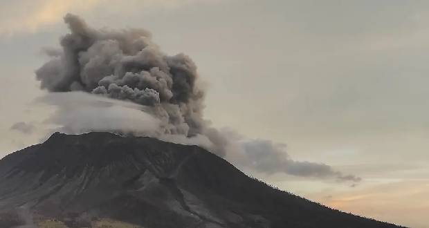 Nouvelle éruption du volcan Ruang
