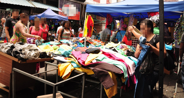 Chez des marchands ambulants: des vêtements de seconde main vendus comme neufs dans la rue