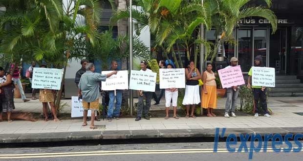 A Port-Louis: des anciens «casseurs de sel» contestent leur licenciement