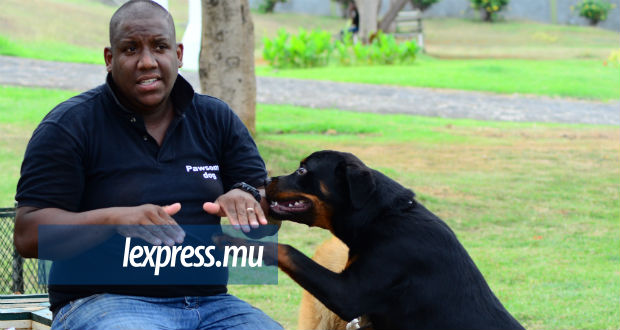 Joël Aza, 33 ans, un dresseur qui a du chien