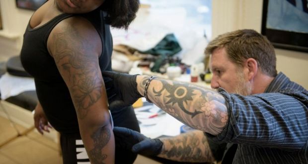 Pour attirer les recrues, la marine américaine autorise les tatouages