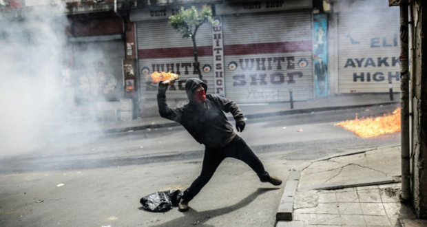 1er Mai: premières manifestations dans le monde, incidents à Istanbul, défilé sous haute sécurité à Paris
