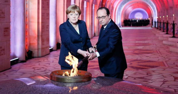 A Verdun, Hollande et Merkel appellent à protéger la «fragile» Europe du repli