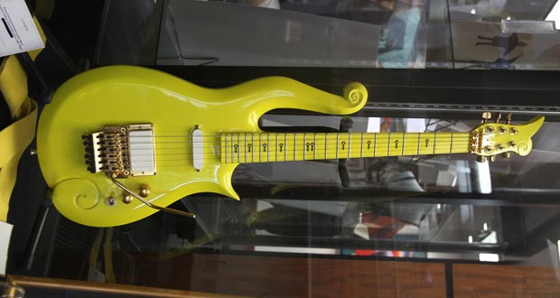 La guitare de Prince et une boucle de cheveux de Bowie vendues pour plus de 150.000 dollars