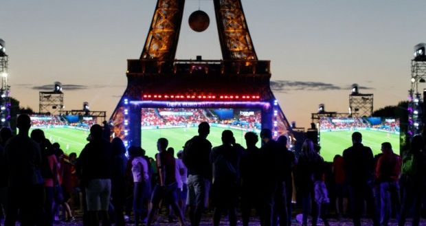 Euro-2016: à la fan zone de la Tour Eiffel, Griezmann met la foule en transe