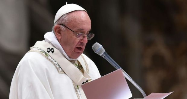 Le pape François avertit les religieuses des dangers d'internet