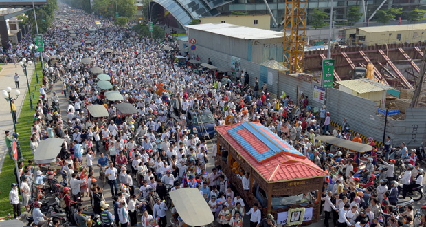 Cambodge: foule immense à la procession funéraire d'un démocrate assassiné
