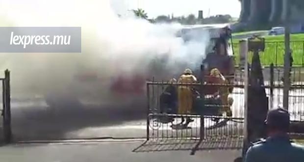 A St-Jean: un autobus ravagé par les flammes
