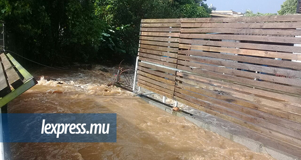 Fortes pluies à Vacoas: la Special Mobile Force à la rescousse d’écoliers