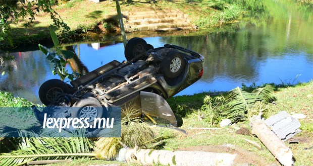 Circonstance: ivre, sa voiture fait des tonneaux et atterrit près d’une rivière 
