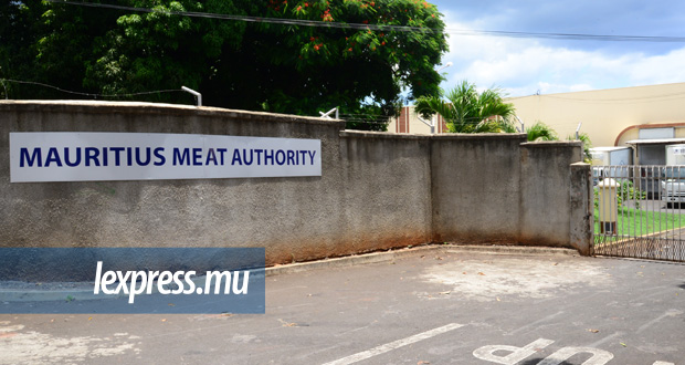 Devant la Mauritius Meat Authority: trois hommes lui coupent le doigt