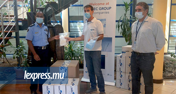Dons de 10 000 masques et gants à la Mauritius Police Force