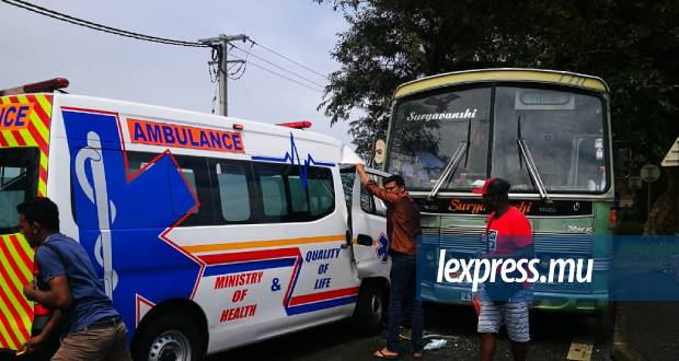 Accident à St-Aubin: collision entre une ambulance transportant une malade et un autobus