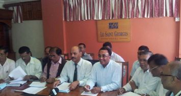 Radhakrishna Sadien (au centre) de la«Government Services Employees Association»  a tenu un point de presse ce lundi 3 juin pour dénoncer la circulaire émise pour l’application du rapport Manraj.