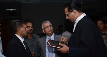 Pravind Jugnauth et son avocat Me Roshi Bhadain hier. © YANCE TAN YAN