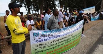 Manifestation sur la plage de Flic-en-Flac en septembre dernier. Les membres de la «Platform Sov Nou Laplaz» manifesteront à Mahébourg le 25 juin.
