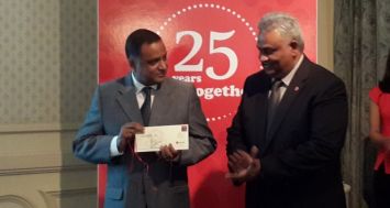 Le ministre des TIC, Tassarajen Pillay Chedumbrum, et le CEO d’Emtel, Shyam Roy, lors du lancement d’un timbre marquant les 25 ans de la compagnie, ce jeudi 26 juin.