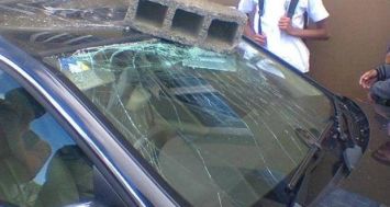 Des élèves du collège Sookdeo Bissoondoyal avaient lancé une brique en ciment sur la voiture d’un enseignant en juin.