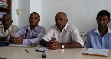 Narendranath Gopee entouré de Richard Laverdure (GSEA Printing Branch) et Vishesh Doorgah (Government Printing Workers’ Union)