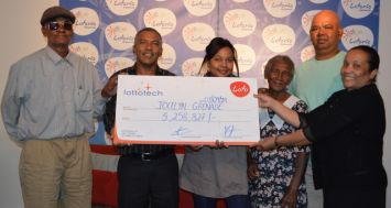 Jocelyn Grenade (2e à partir de la g.) et ses amis ont remporté la cagnotte du Loto du samedi 30 août qui s’élevait à Rs 5,2 millions.