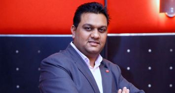 Après être passé par la Malaisie, les Maldives et Singapour, Adiil Tegally coule désormais des jours heureux à Dubayy, et poursuit son rêve d’être un jour promu directeur d’hôtel.