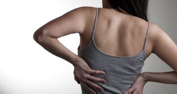 L’ostéoporose débute vers l’âge de 30 ans, elle apparaît surtout chez les femmes à la pré-ménopause, soit vers les 45-50 ans.