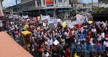 Manifestation des enseignants du primaire à Port-Louis, le samedi 1er  mars, pour exiger que leur salaire soit aligné sur celui des profs du secondaire.