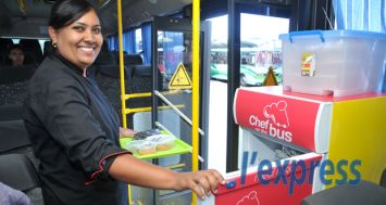 Les deux autobus desservant la ligne express Rose-Hill – Port-Louis offrent désormais le service «Chef on the bus». © Yance Tan Yan