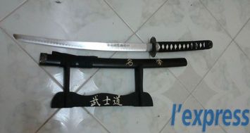 Le katana est un sabre jadis utilisé par les samouraïs lors de combats en Asie. Ils sont interdits à Maurice.
