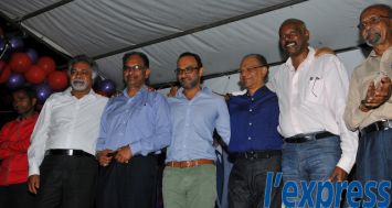 Navin Ramgoolam en compagnie notamment des candidats de la circonscription lors d'un congrès de l'alliance PTr-MMM à Bambous, ce mardi 25 novembre.