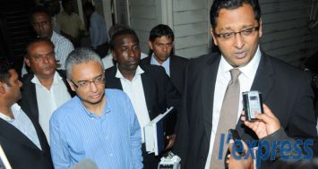 Pravind Jugnauth, en compagnie de son avocat Me Roshi Bhadain, à sa sortie du CCID le 4 janvier 2012 dans l’affaire du MITD.