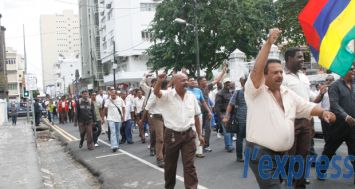 Manifestation contre le permis à points à Port-Louis.