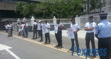 Des membres de l’UPSEE ont manifesté, ce mercredi 3 décembre, devant l’Hôtel du gouvernement.