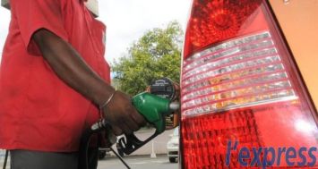 Les prix du carburant ont baissé à deux reprises, d'abord en novembre puis au début de décembre.