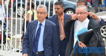 Pravind Jugnauth, tout sourire à son arrivée en cour lors de la première audience de son procès, le mardi 20 janvier.