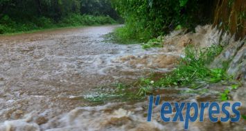 Hier, vendredi 23 janvier, des routes dans l'ouest du pays étaient complètement inondées suite aux grosses pluies qui se sont abattues dans la région.