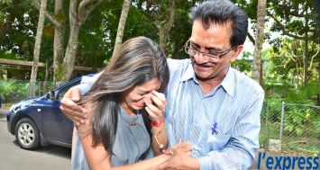 Jayshna Malloo, lauréate du QEC dans la filière des sciences, submergée par l’émotion, dans les bras de son père.