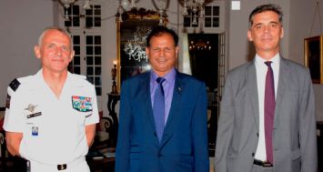 Raj Dayal entouré du général Franck Reignier, commandant supérieur des Forces armées de l’océan Indien, et de Dominique Sorain, préfet de la Réunion. 