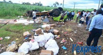 Le toit du van, impliqué dans un accident à Surinam, a été complètement écrabouillé après que le véhicule a dérapé sur la route, aux alentours de 12 h 30 ce vendredi 6 février.  