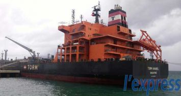 Le Torm Anabel pétrolier affrété par la STC pour faire approvisionner le pays en produits pétroliers.  Il est arrivé en rade jeudi 19 février dernier.