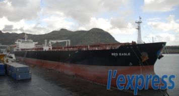 Le Red Eagle, tanker de Betamax utilisé pour le transport des produits pétroliers pour le compte de la STC. Le contrat a été résilié car Betamax ne voulait pas en renégocier les termes, soutient le ministre Gungah.