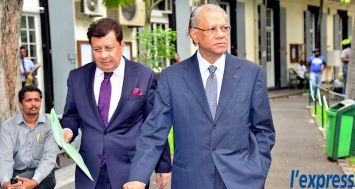 L'ancien Premier ministre Navin Ramgoolam (à dr.) et son avoué Me Hiren Jankee quittant la Cour suprême, le mardi 24 février.