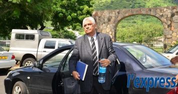 Noorani Oozeer aux Casernes centrales le jeudi 5 mars. Il avait été arrêté la veille dans le cadre de l’enquête sur l’allocation de terres de l’Etat.