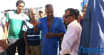 Les habitants de Saint-Martin lors d’une visite du ministre des coopératives Soomilduth Bholah, jeudi 5 mars.