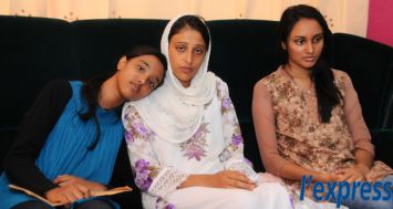 Amiirah (au centre), la veuve, et ses deux filles Elaiya (à g.) et Shaminah. Personne n’a encore annoncé à la benjamine de la famille, qui a sept ans, que son père est décédé.