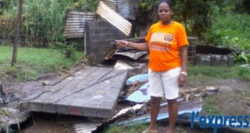 Le mur séparant la demeure de Patricia Jean Charles d’un cours d’eau à Chamarel a cédé sous la pression.