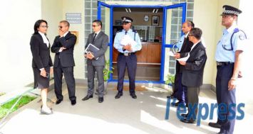 Descente des lieux du magistrat Daniel Dangeot et des différents avocats ce mardi 10 mars à La Balise Marina, où Iqbal Toofany a été arrêté, et au poste de police de Rivière-Noire.