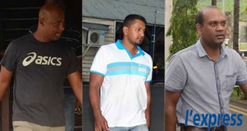 Trois des cinq policiers du poste de Rivière-Noire, accusés provisoirement de torture suivant le décès d’Iqbal Toofany, le 1er mars.