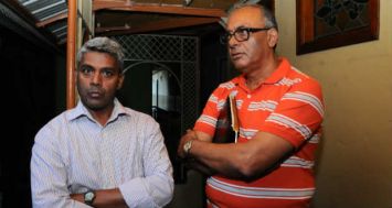Jayraj Luximon (à g.) et Armoogum Krisnamooty, deux bookmakers «off course» mécontents, disent espérer un moratoire de trois ans. 